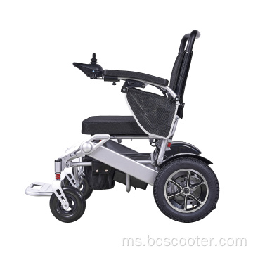 Orang tua kurang upaya melipat kerusi roda roda elektrik